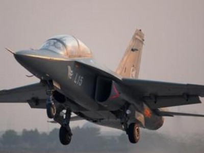 L15（又称“猎鹰”）飞机图1