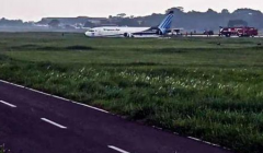 印尼特里嘎那航空公司一架飞机冲出跑道