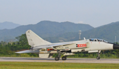 南部战区海军航空兵某旅开展海靶实弹攻击训练